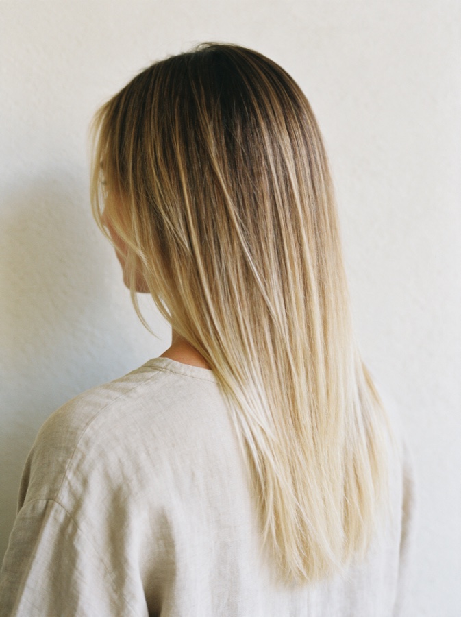 Pitkä käsin maalattu balayage, tummasta tyvestä hunajaisiin latvoihin.